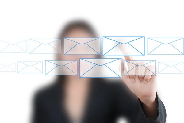 Asiatico business signora spingendo mail per social network — Foto Stock