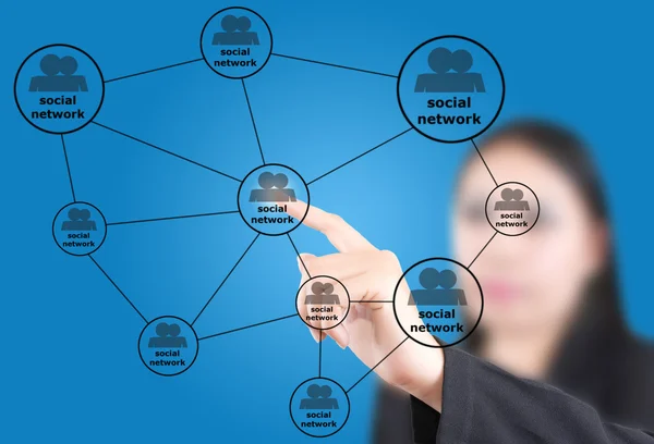 Бизнес-леди толкает карту мира социальных сетей — стоковое фото