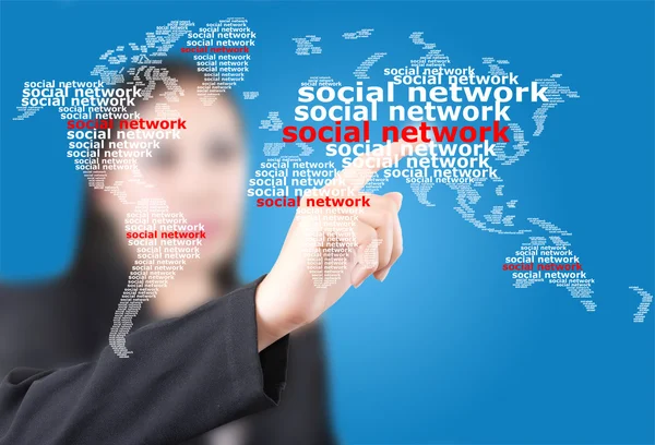Business lady pushing sociala nätverk världskarta — Stockfoto