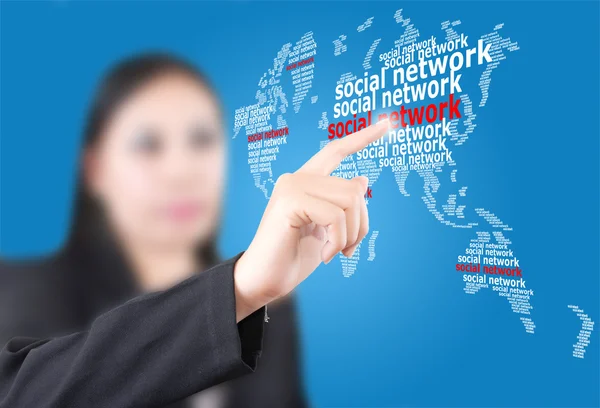Senhora de negócios empurrando Social Network mapa do mundo — Fotografia de Stock