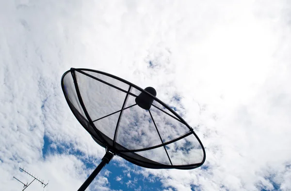 Cielo azzurro con la parabola satellitare — Foto Stock