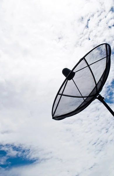 위성 접시와 함께 푸른 하늘 — 스톡 사진