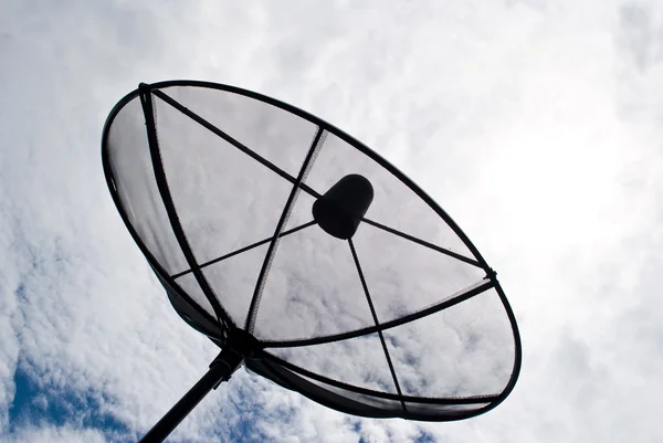Modrá obloha se satelitní anténou — Stock fotografie