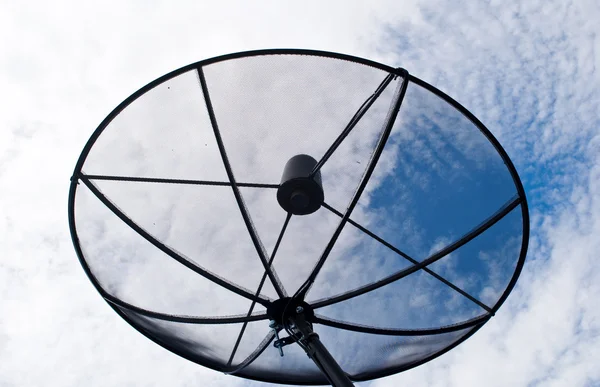 Cielo azul con la antena parabólica — Foto de Stock