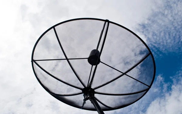 Céu azul com a antena parabólica — Fotografia de Stock