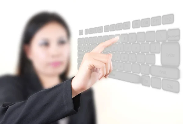 Азиатская бизнес-леди толкает прозрачную клавиатуру на белую доску — стоковое фото
