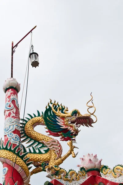 Estátua do dragão com o campo azul do céu — Fotografia de Stock