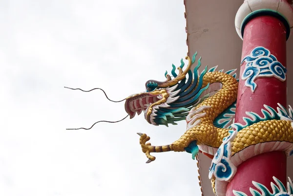 Statua del drago con il campo cielo blu — Foto Stock