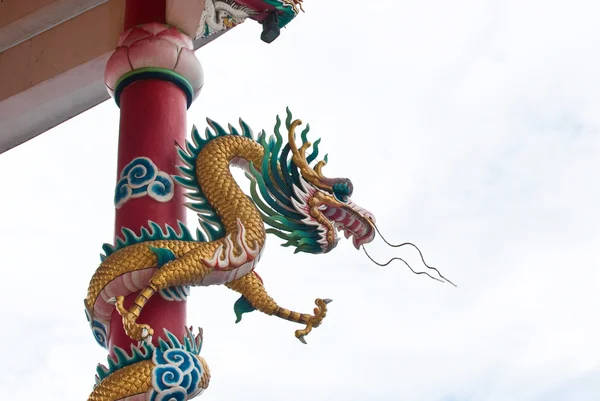 Статуя дракона с голубым небом — стоковое фото
