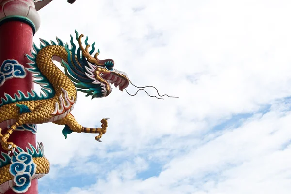 Standbeeld van de draak met de blauwe hemel veld — Stockfoto