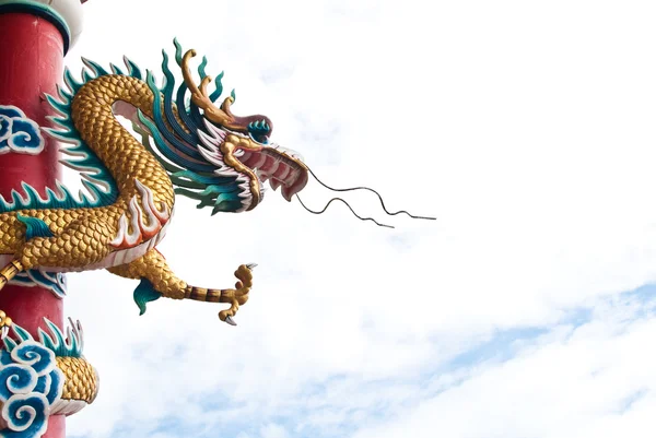 Dragon staty med fältet blå himmel — Stockfoto
