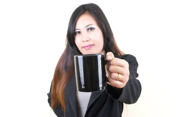 Aziatische Dame zakelijke koffiekopje zetten — Stockfoto