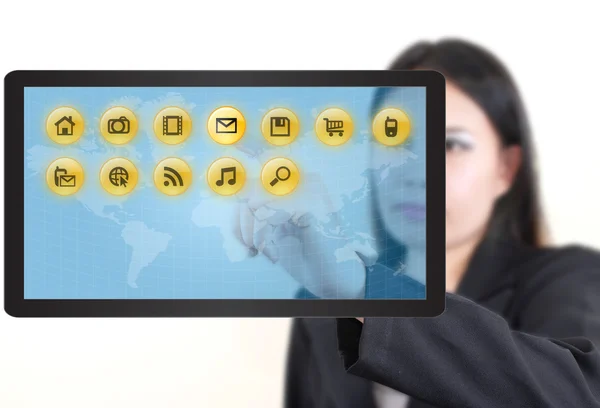 Κυρία επιχειρήσεων πατώντας το διαφανές πληκτρολόγιο στην οθόνη tablet — Φωτογραφία Αρχείου