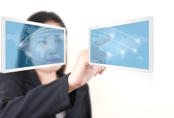 Mujer de negocios pulsando el botón en la interfaz de pantalla táctil —  Fotos de Stock
