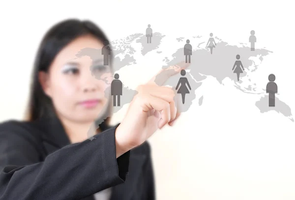 Asiática mujer de negocios empujando red social en la pizarra blanca — Foto de Stock