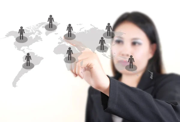 Asiática mujer de negocios empujando red social en la pizarra blanca — Foto de Stock