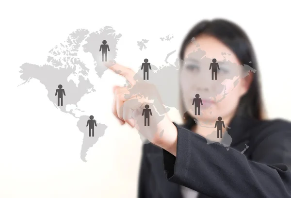 Asiatiska affärer lady pushing sociala nätverk på Whiteboard-tavlan — Stockfoto