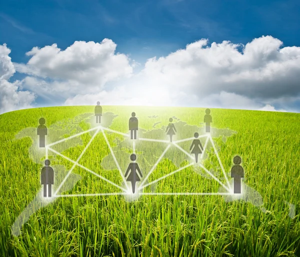 Szociális hálózati kommunikációt a kék ég mező — Stock Fotó