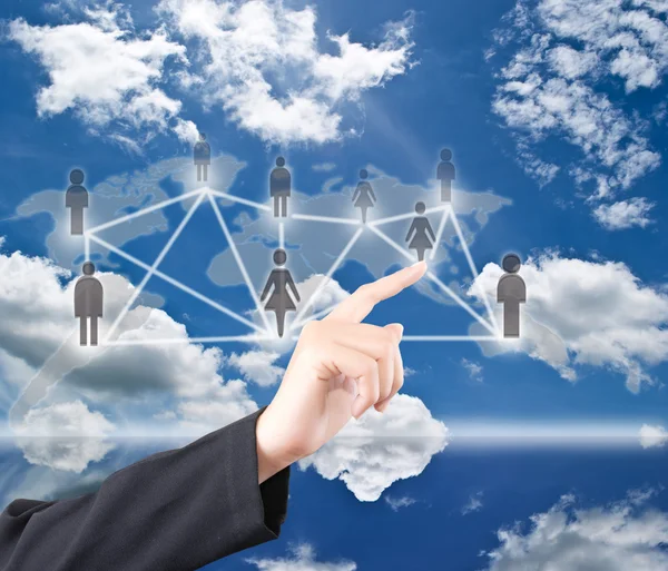 Hand duwen sociale netwerkcommunicatie op het gebied van blauwe hemel — Stockfoto