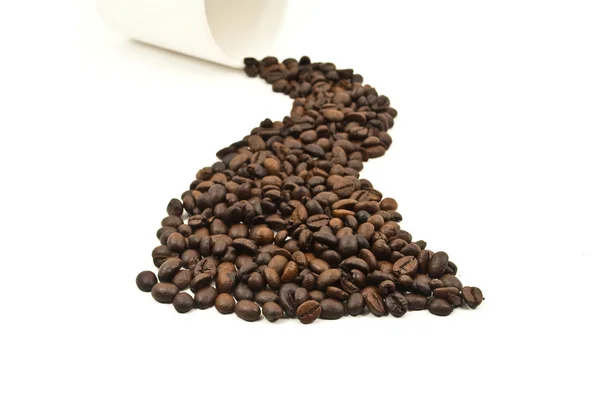 Кавові зерна та чашка кави ізольовані на білому тлі — стокове фото