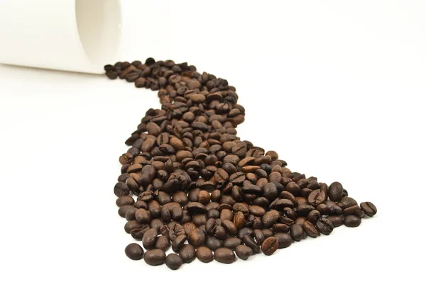 Grãos de café e xícara de café isolada no fundo branco — Fotografia de Stock