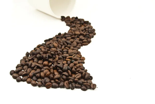 Κόκκους καφέ και φλιτζάνι καφέ που απομονώνονται σε λευκό φόντο — Φωτογραφία Αρχείου