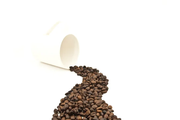 Кофейные зерна и чашки кофе изолированы на белом фоне — стоковое фото