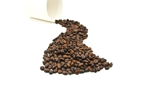 Kávová zrna a šálek kávy, izolovaných na bílém pozadí — Stock fotografie
