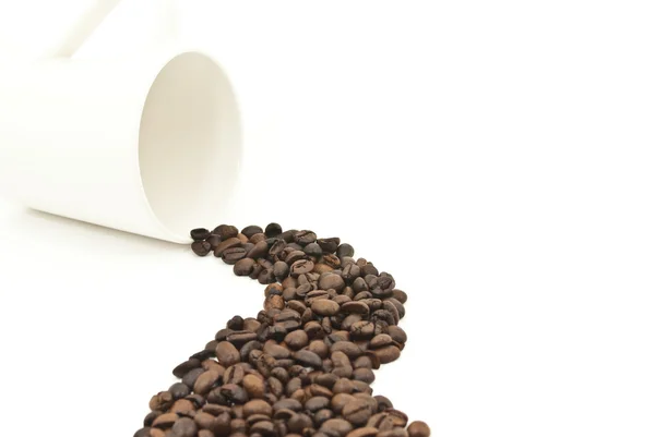 Koffiebonen en koffiekopje geïsoleerd op de witte achtergrond — Stockfoto
