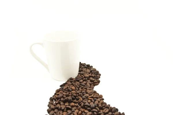 Koffiebonen en koffiekopje geïsoleerd op de witte achtergrond — Stockfoto