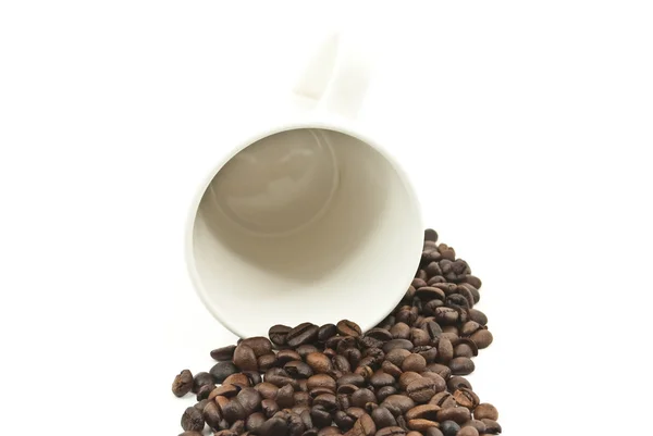 Grains de café et tasse de café isolé sur le fond blanc — Photo