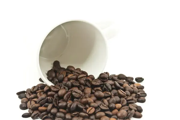 Кавові зерна та чашка кави ізольовані на білому тлі — стокове фото