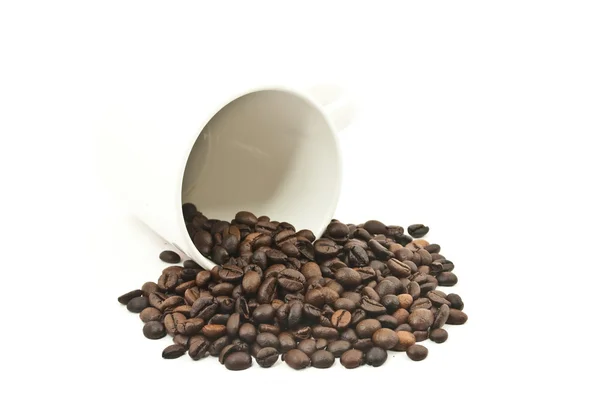 Grãos de café e xícara de café isolada no fundo branco — Fotografia de Stock