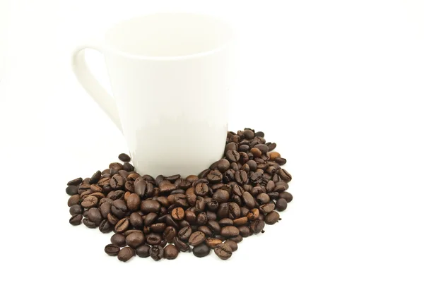Κόκκοι καφέ και φλιτζάνι καφέ — Φωτογραφία Αρχείου
