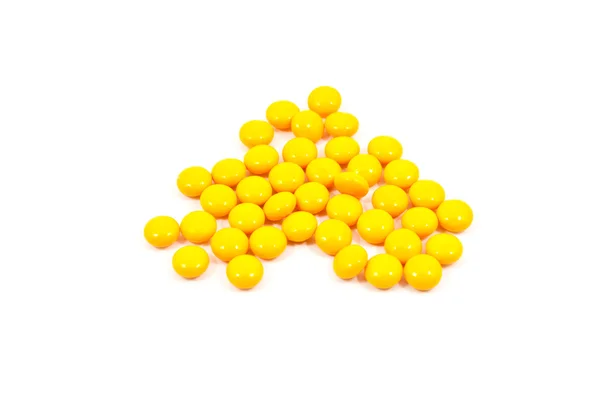 Muitos medicamentos amarelos isolam no branco . — Fotografia de Stock