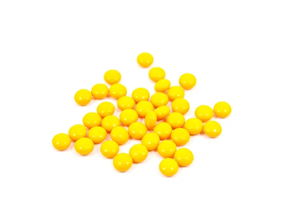 Många gula medicin isolera på vita. — Stockfoto