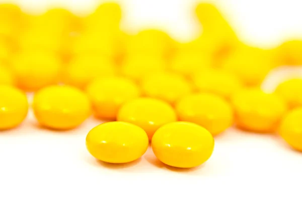 Birçok sarı ilaç izole üzerinde beyaz. — Stok fotoğraf