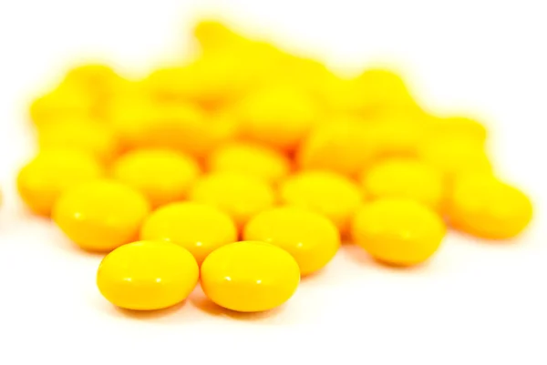 Muchos medicamentos amarillos aislados en el blanco . —  Fotos de Stock