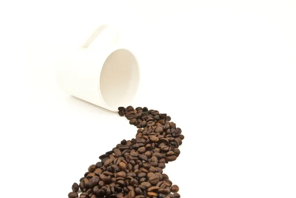 Koffiebonen geïsoleerd op witte achtergrond — Stockfoto