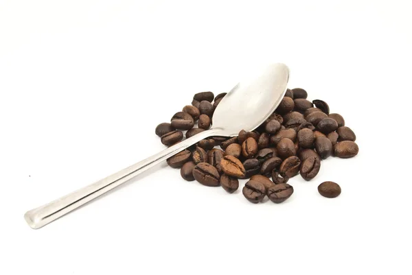 Lžíce uvedení kávová zrna, izolované na bílém. — Stock fotografie