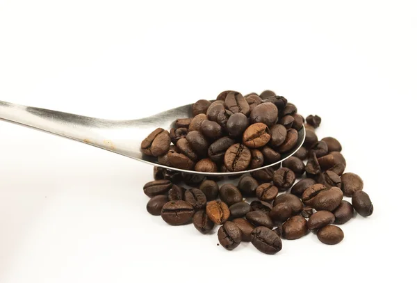 Sked att sätta de kaffebönor som isolerat på vita. — Stockfoto
