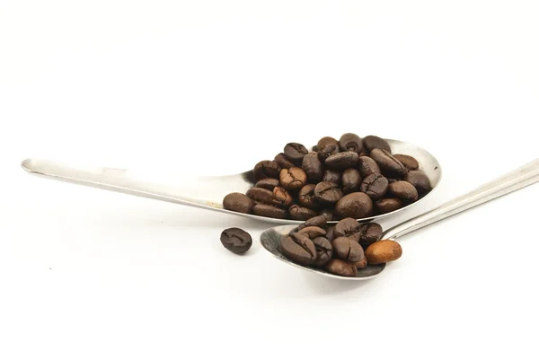Lžíce uvedení kávová zrna, izolované na bílém. — Stock fotografie