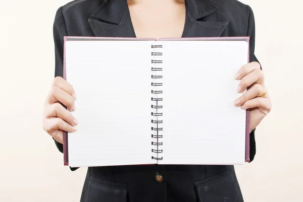 Biznes dama pokazuje jej puste notatnik — Zdjęcie stockowe