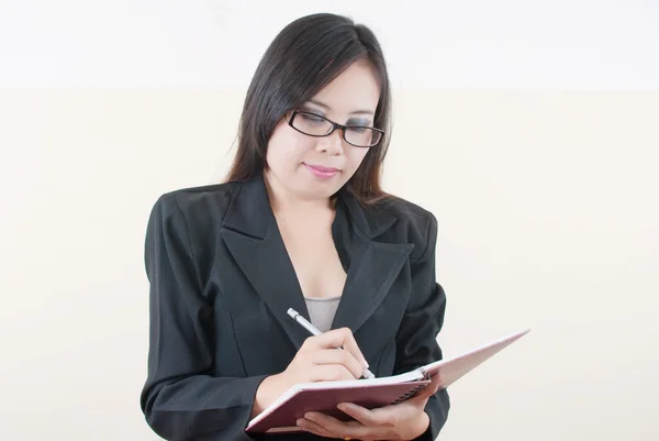 Geschäftsfrau schreibt am Notizbuch für Geschäftskonzept. — Stockfoto