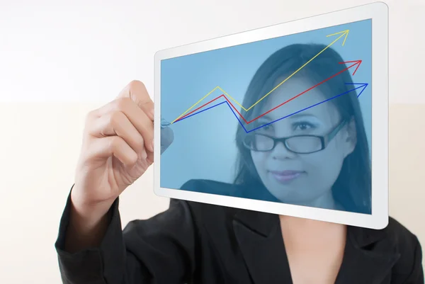Biznes kobieta pisze się wykres na ekranie tabletu. — Zdjęcie stockowe