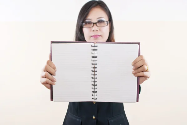 Geschäftsfrau zeigt ihr leeres Notizbuch — Stockfoto