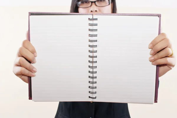 Mujer de negocios muestra su cuaderno vacío — Foto de Stock