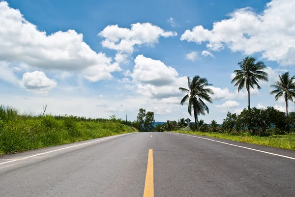 Lange asfalt met de blauwe hemel. — Stockfoto