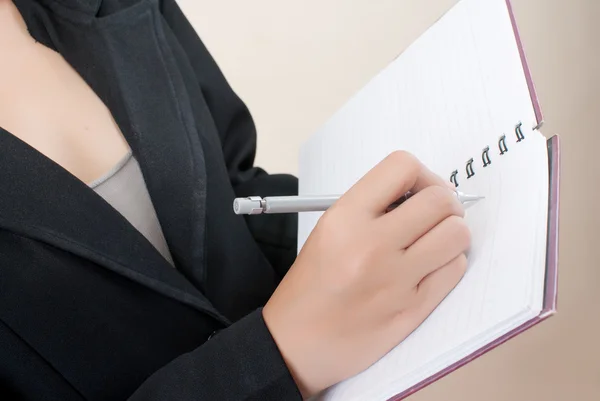 Geschäftsfrau schreibt auf das Notizbuch. — Stockfoto