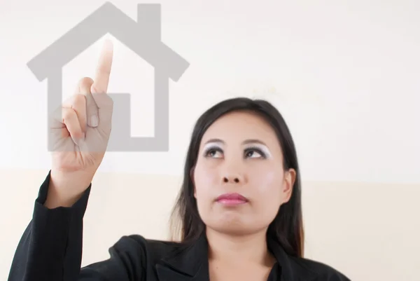 Geschäftsfrau berührt Home-Ikone auf dem Whiteboard. — Stockfoto